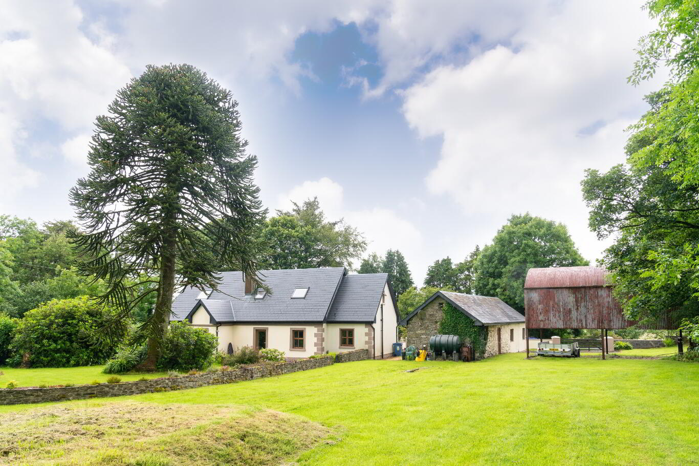 3 bedroom house in good condition on a large mature site, only 3 miles from ballyhaunis town. The house is set back from the road, accessed via a long private Ballyhaunis, Mayo Property for sale, houses for - sil0.co.uk